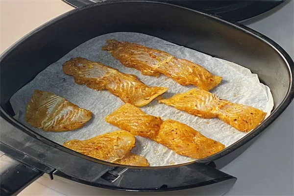 This is a picture of putting grilled fish into the air fryer